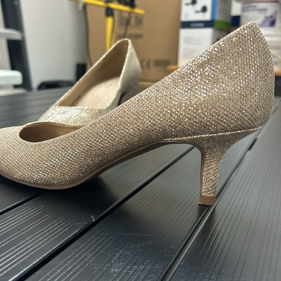 Le Chateau gold glitter pumps - Picture 3 of 4